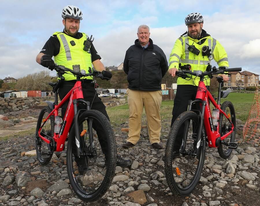 Levenmouth Area Convener with Levenmouth Police on new e-bikes - E-bikes fighting crime in Levenmouth