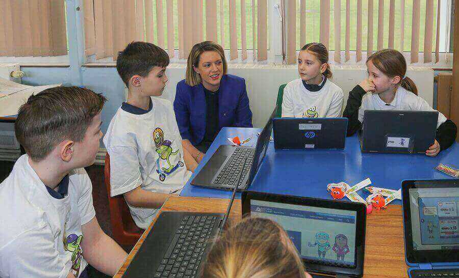 Minister for Transport talking to Carleton PS children