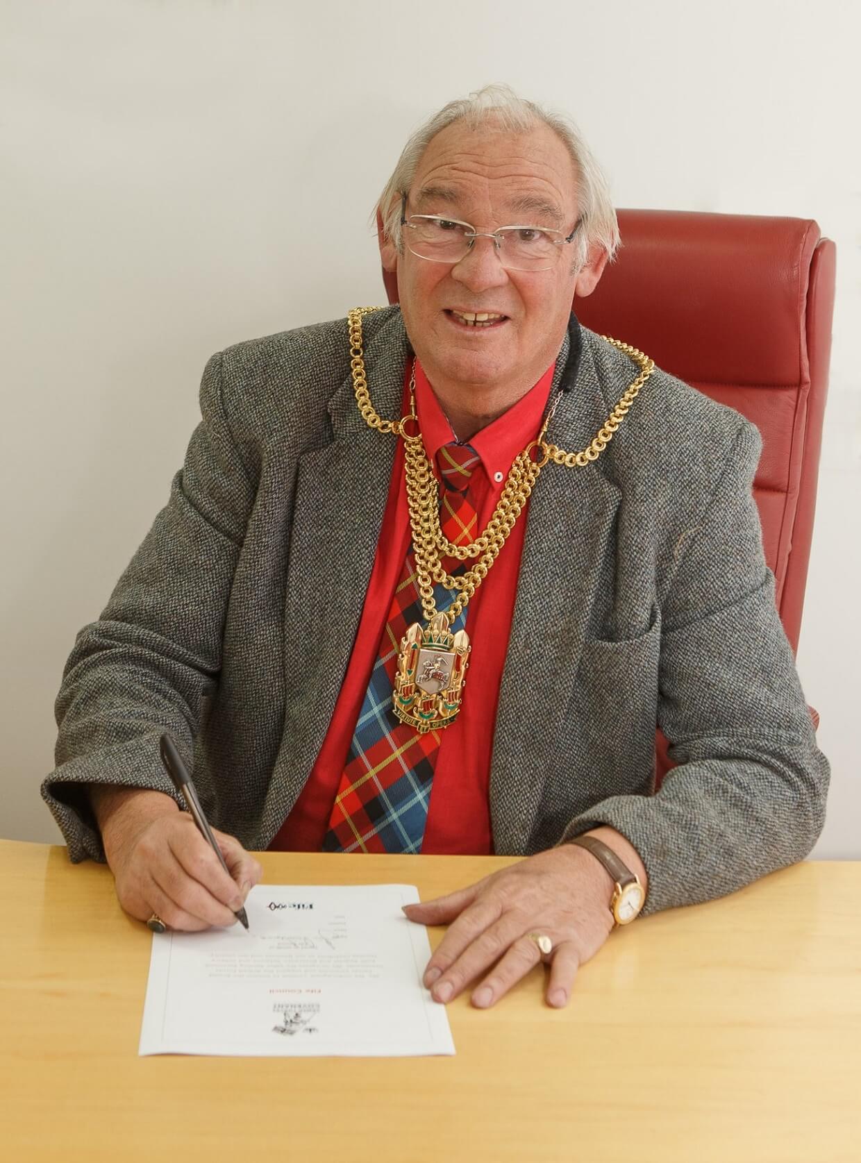 Provost Jim Leishman signs the Fife Armed Services Covenant Provost Jim Leishman