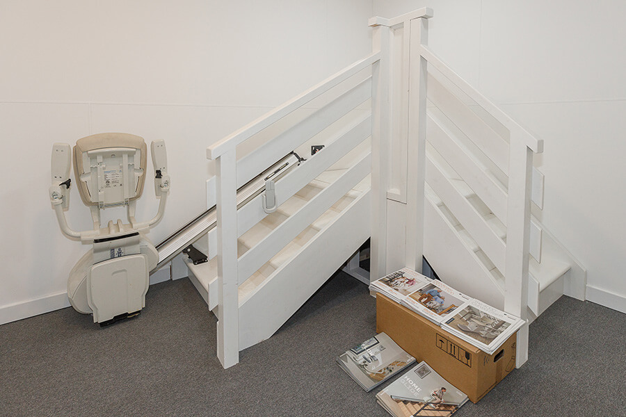 Room pod containing a set-up of a staircase and stairlift