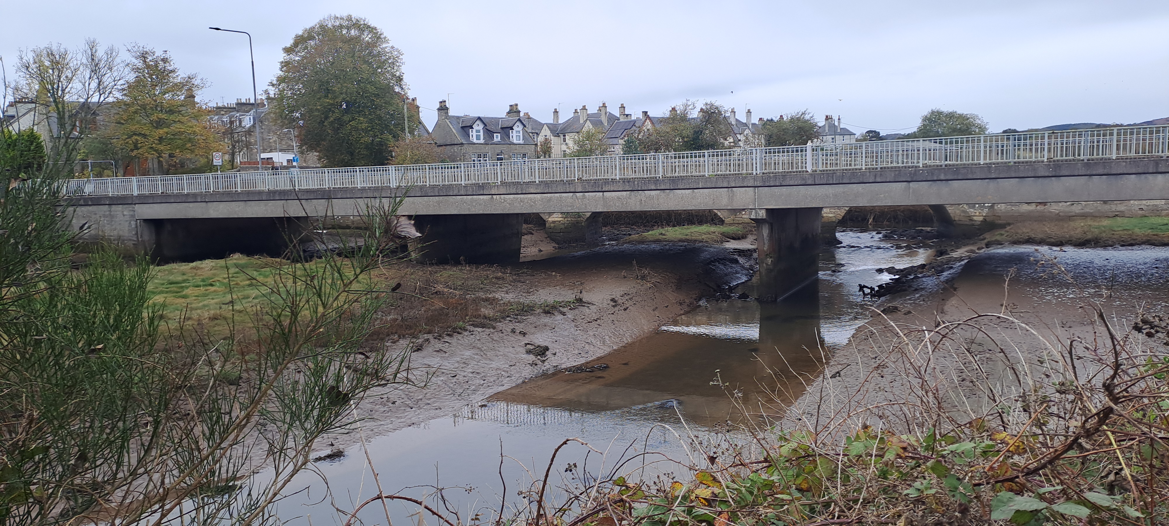 Road bridge over Motray Water near Guardbridge.