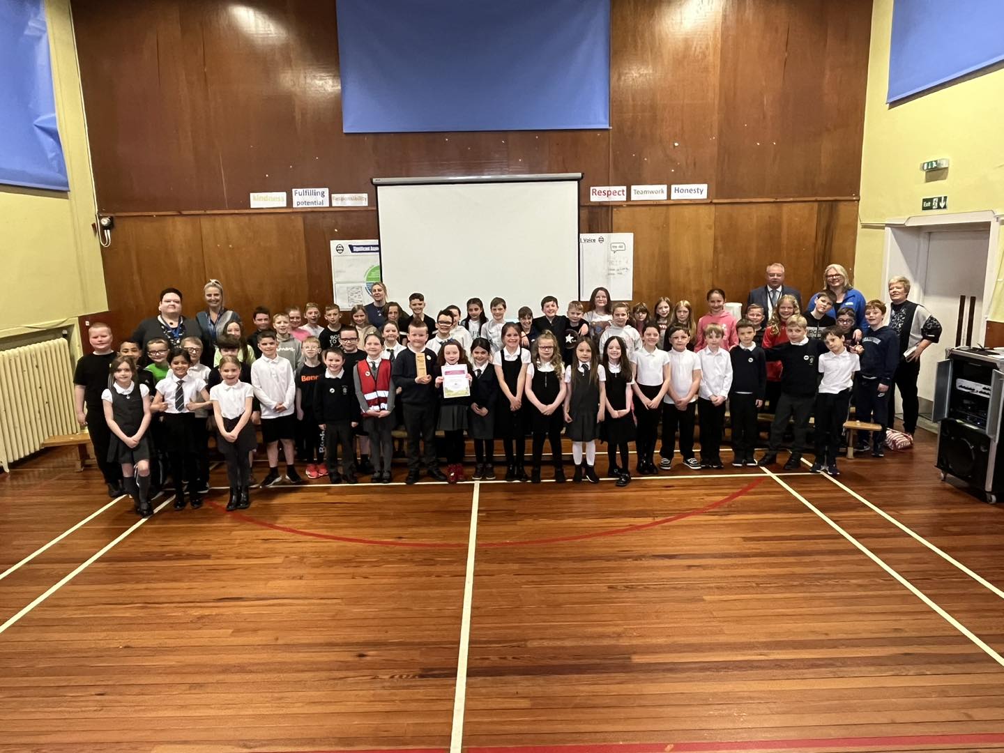 Crossgates Primary School pupils during award ceremony - Crossgates Primary School win inaugural Litter League