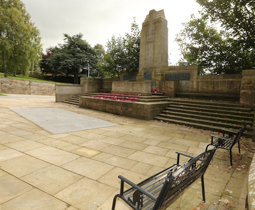 Dunfermline WW1 Memorial which includes a large cenotaph with wing walls on a platform