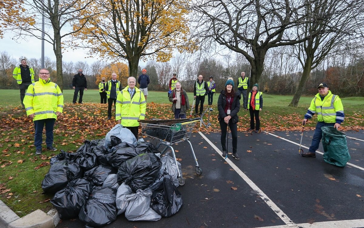 Councillor Ross Vettraino picking up litter with other people