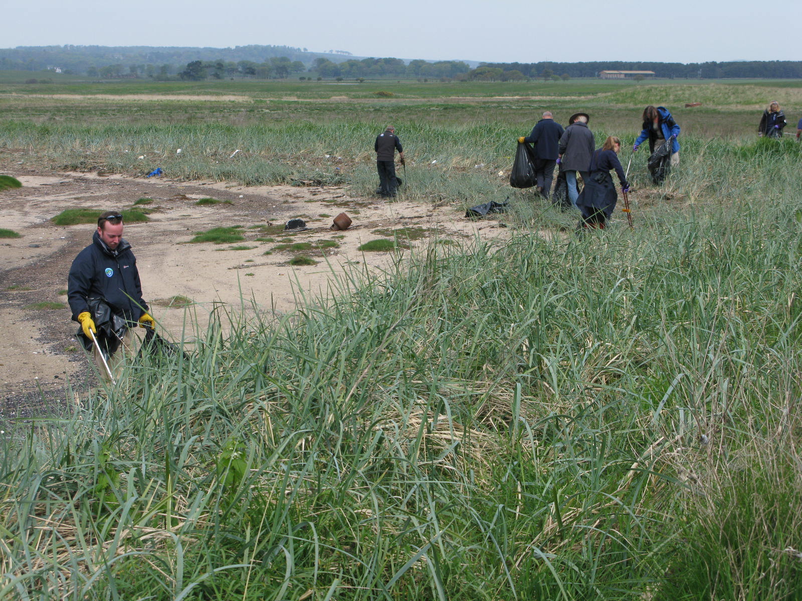 Cocklemill-Burn-clean-up.jpg Group of people cleaning up litter in a grassy coastal area