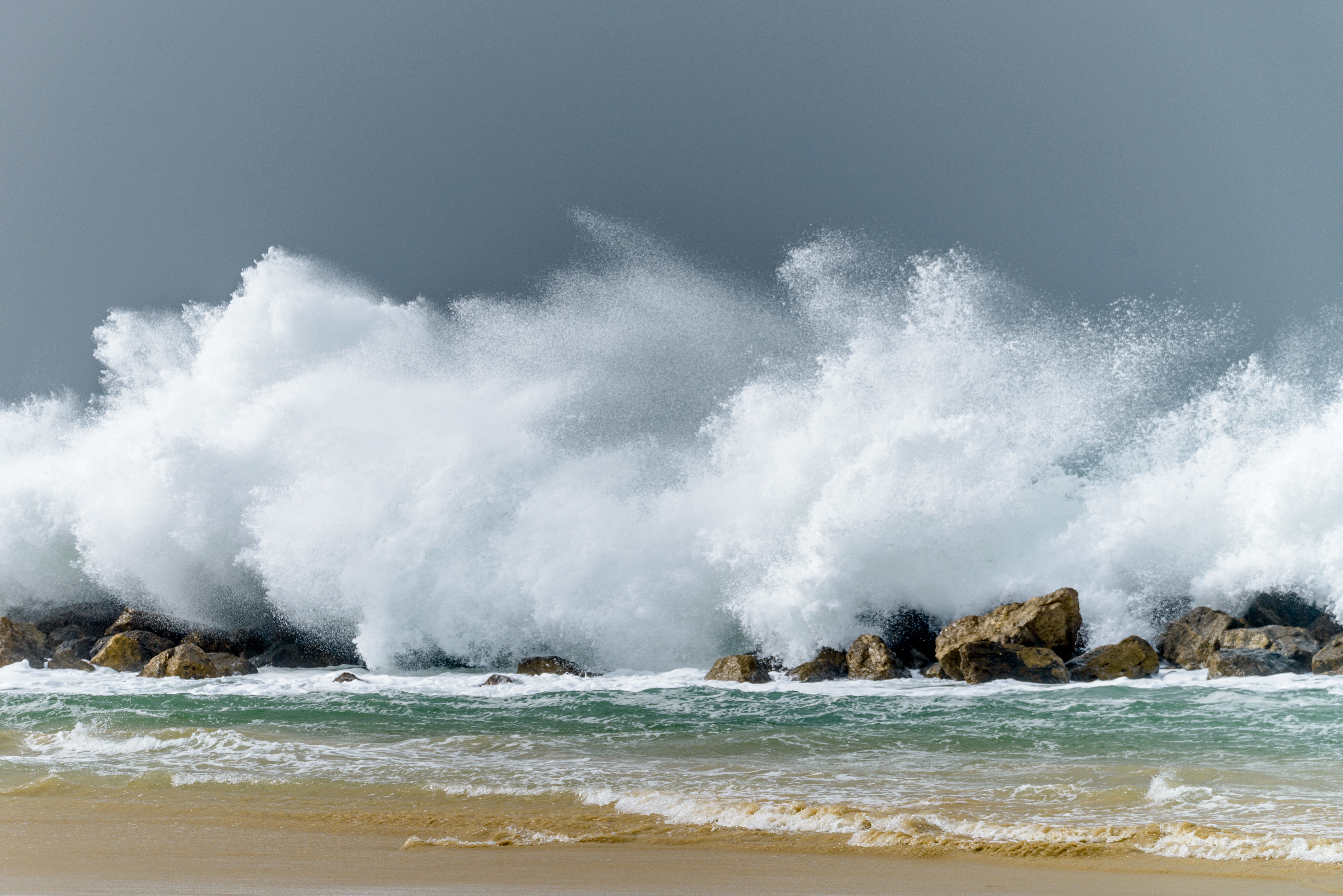 High waves at a coastal location - Help and advice as Storm Babet arrives in Fife