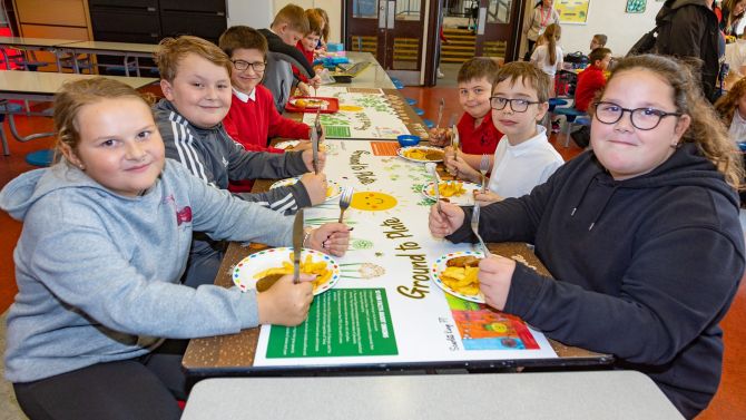Benarty primary school pupils tuck into their school lunches