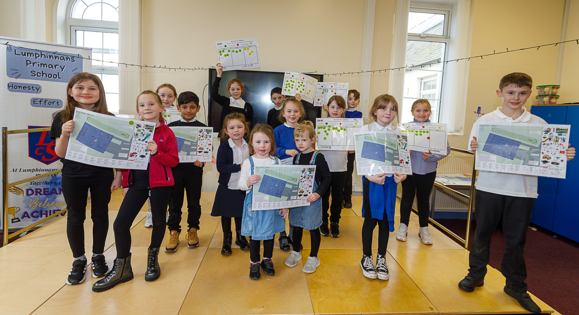 pupils from Lumphinnans Primary School and Nursery