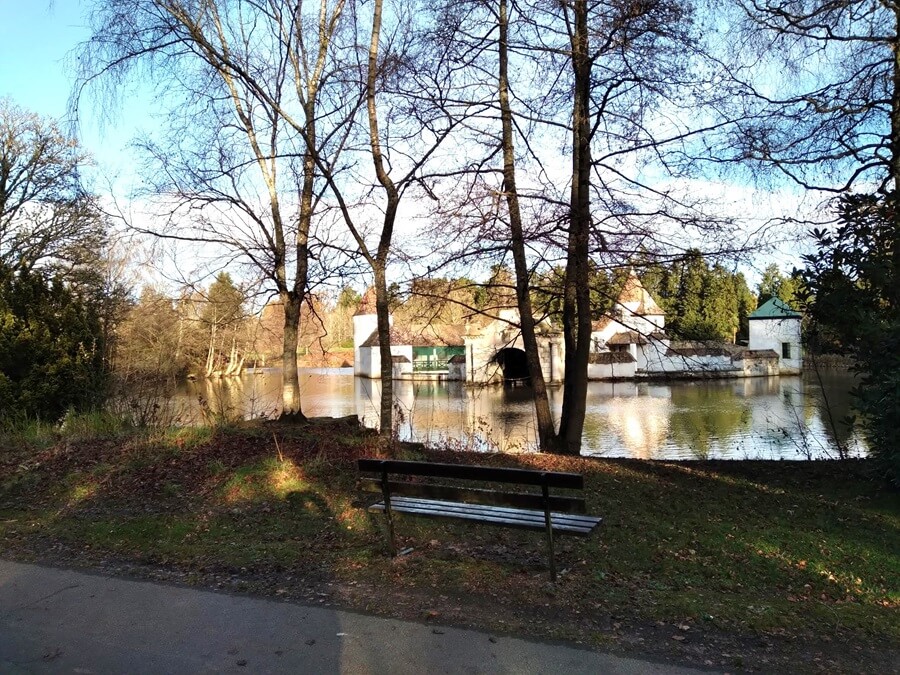 Photo showing the lake and Dutch Island